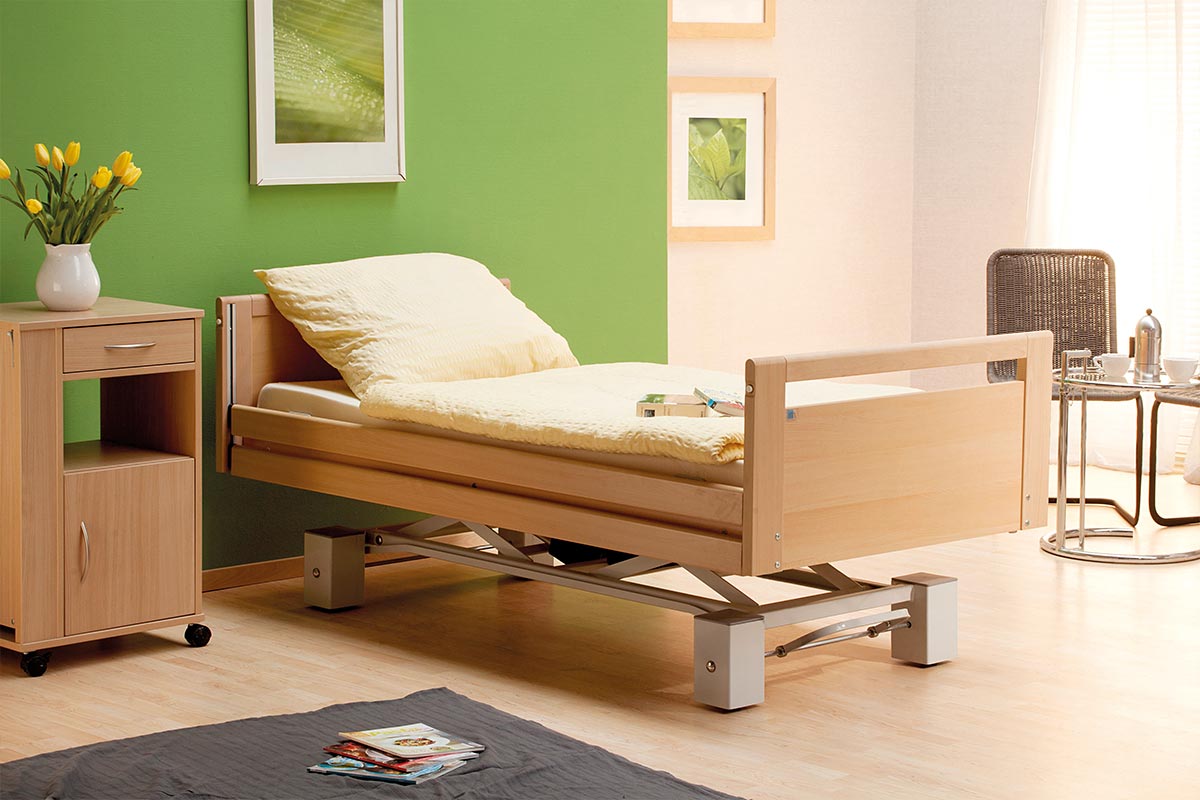 Pflegebett mit verkleideten Rollen