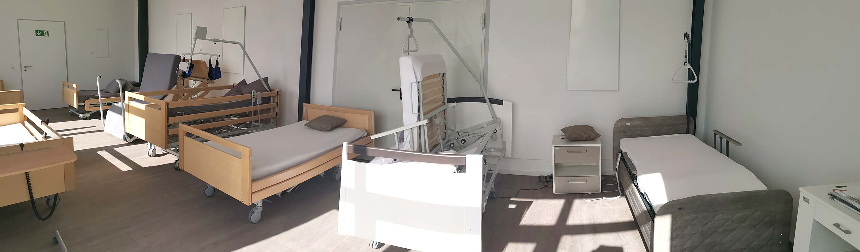 Ausstelung mit diversen Pflegebetten