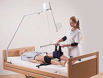 Einhängen in den Patientenlifter Hebebügel
